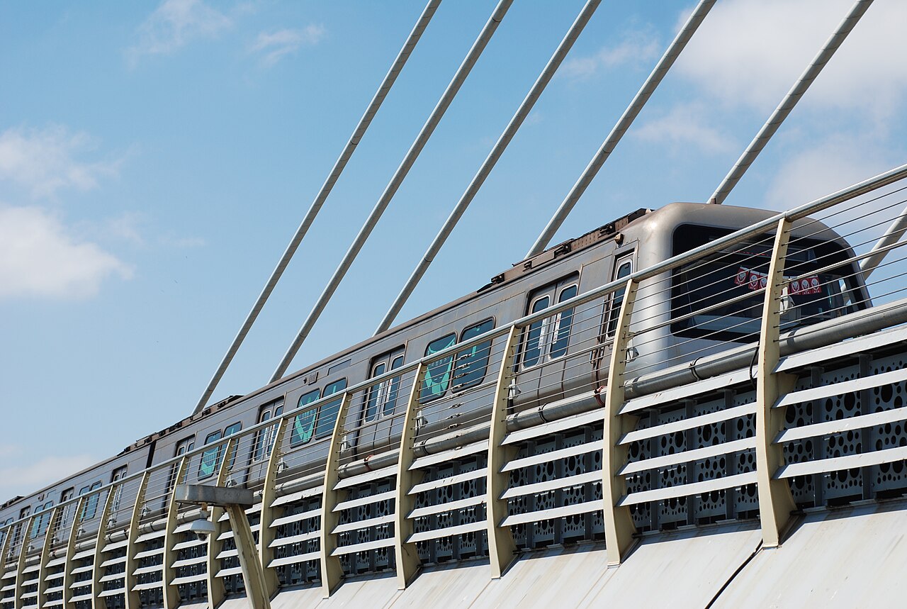 İstanbul M2 metro treni Haliç Metro Köprüsü üzerinde